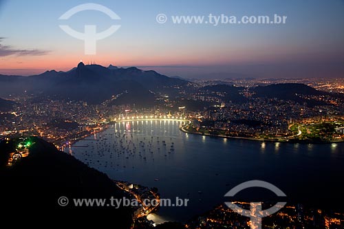  Assunto: Enseada e Praia de Botafogo vistos do Pão de Açúcar ao anoitecer - Corcovado ao fundo / Local: Rio de Janeiro - RJ - Brasil / Data: 10/2010 