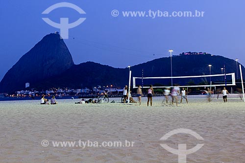  Assunto: Pessoas jogando vôlei na Praia do Flamengo com Pão de Açúcar ao fundo / Local: Rio de Janeiro - RJ - Brasil / Data: 02/2011 