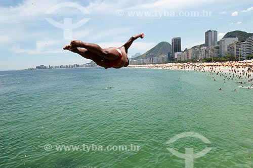  Assunto: Homem pulando na praia do Leme / Local: Leme - Rio de Janeiro (RJ) - Brasil  / Data: 02/2010 