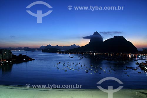  Assunto: Pão de Açúcar ao crepúsculo / Local: Botafogo - Rio de Janeiro (RJ) - Brasil  / Data: 03/2011 