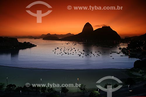  Assunto: Pão de Açúcar ao crepúsculo / Local: Botafogo - Rio de Janeiro (RJ) - Brasil  / Data: 03/2011 