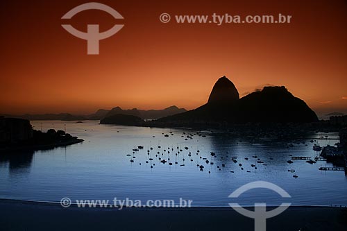  Assunto: Pão de Açúcar ao crepúsculo / Local: Botafogo - Rio de Janeiro (RJ) - Brasil  / Data: 03/2011 