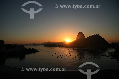  Assunto: Pão de Açúcar ao crepúsculo / Local: Botafogo - Rio de Janeiro (RJ) - Brasil  / Data: 03/2011 