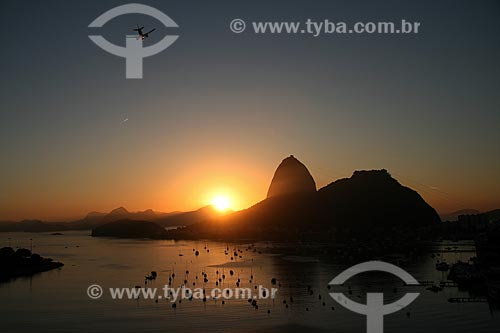  Assunto: Pão de Açúcar ao crepúsculo / Local: Botafogo - Rio de Janeiro (RJ) - Brasil  / Data: 03/2011 