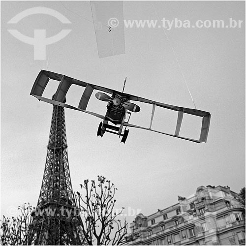  Assunto: Performance com o protótipo do avião 14 BIS criado por Santos Dumont / Local: Paris - França - Europa / Data: 05/2009 