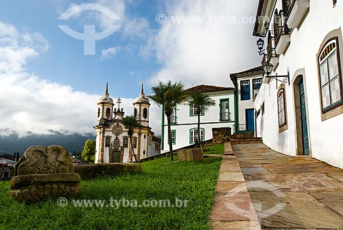  Assunto: Vista lateral de casarões coloniais com Igreja de São Francisco de Assis ao fundo / Local: Ouro Preto - Minas Gerais (MG) - Brasil / Data: 02/2008 