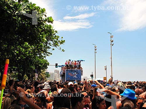  Assunto: Multidão no desfile do Bloco Vira Lata pela orla do Leblon / Local: Leblon - Rio de Janeiro (RJ) - Brasil / Data: 02/2011 