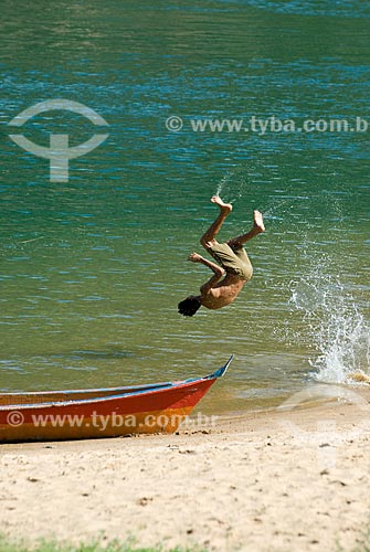  Assunto: Menino pulando no rio / Local: Piranhas - Alagoas (AL) - Brasil / Data: 04/2010 