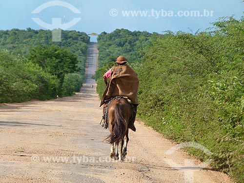  Assunto: Vista de sertanejo cavalgando na estrada / Local: Piauí (PI) - Brasil / Data: 03/2011 