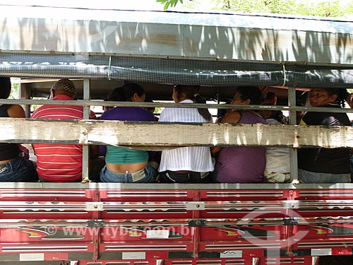  Assunto: Pessoas sendo transportadas em Pau de Arara / Local: Exu - Pernambuco (PE) - Brasil / Data: 03/2011 