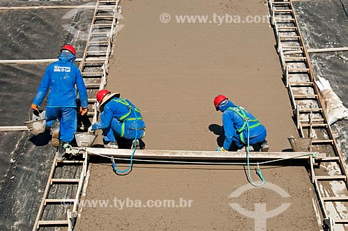  Assunto: Homens trabalhando no canal de irrigação - Projeto de Integração do Rio São Francisco com as bacias hidrográficas do Nordeste Setentrional / Local: Salgueiro - Pernambuco (PE) - Brasil / Data: 08/2010  