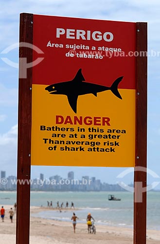  Assunto: Placa de alerta contra tubarões na Praia de Boia Viagem / Local: Recife - Pernambuco (PE) - Brasil / Data: 09/2006 
