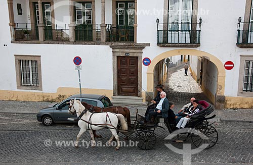  Assunto: Passeio de carruagem pelas ruas estreitas no centro histórico da cidade de Évora / Local: Évora - Portugal - Europa / Data: 10/2010 