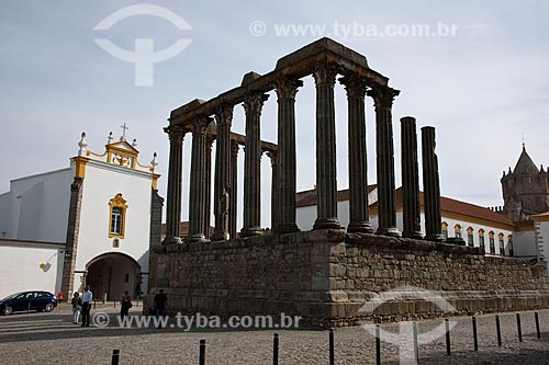  Assunto: Templo de Diana - Templo Romano do século I e Fachada da Igreja do Convento dos Lóios / Local: Évora - Portugal - Europa / Data: 10/2010 