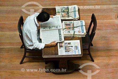  Assunto: Homem lendo na Bibliotheca Pública Pelotense / Local: Pelotas - Rio Grande do Sul (RS) - Brasil / Data: 01/2009 