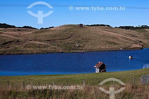  Assunto: Lago e moradia da região de Campos de Cima da Serra / Local: Rio Grande do Sul (RS) - Brasil / Data: 03/2011 