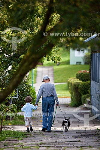 Assunto: Idoso passeando com criança e cachorro / Local: Canela - Rio Grande do Sul (RS) - Brasil / Data: 03/2011 