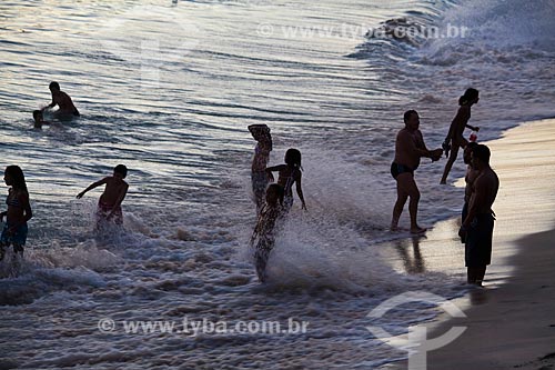  Assunto: Banhistas na Praia de Ipanema / Local: Ipanema - Rio de Janeiro (RJ) - Brasil / Data: 04/2011 