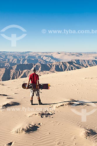  Assunto: Homem jovem olhando a vista do Cerro Blanco, a duna mais alta do mundo / Local: Nasca - Departamento de Ica - Peru - América do Sul / Data: 19/05/2011 