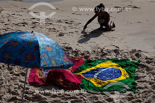  Assunto: Criança brincando na areia da Praia de Ipanema / Local: Ipanema - Rio de Janeiro (RJ) - Brasil / Data: 02/2011 