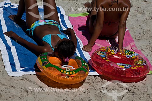  Assunto: Banhistas na Praia da Urca com bóia / Local: Urca - Rio de Janeiro (RJ) - Brasil / Data: 02/2011 