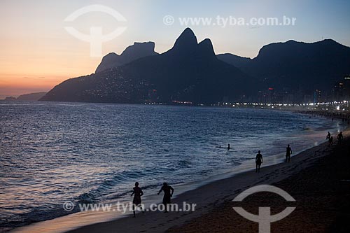  Assunto: Praia de Ipanema ao entardecer com Morro Dois Irmãos e Pedra da Gávea ao fundo / Local: Ipanema - Rio de Janeiro (RJ) - Brasil / Data: 02/2011 