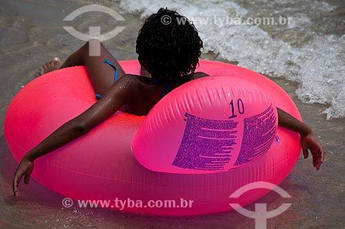 Assunto: Criança brincando com bóia na Praia da Urca / Local: Urca - Rio de Janeiro (RJ) - Brasil / Data: 02/2011 