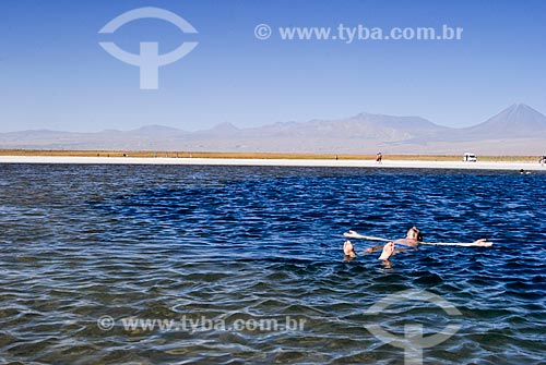  Assunto: Laguna Cejar com Vulcão Licancabur ao fundo - A concentração de sal do lago é maior que no Mar Morto e possui 22 metros de profundidade   / Local: Deserto de Atacama - Chile - América do Sul / Data: 01/2011 