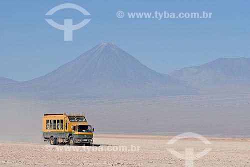  Assunto: Caminhão atravessando o Deserto do Atacama com Vulcão Licancabur ao fundo / Local: Deserto de Atacama - Chile - América do Sul / Data: 01/2011 