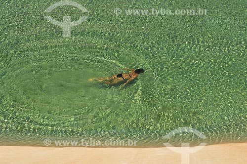  Assunto: Mulher mergulhando em lagoa no Parque Nacional dos Lençóis Maranhenses / Local: Barreirinhas - Maranhão (MA) - Brasil / Data: 07/2011 