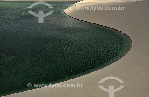  Assunto: Vista de lagoa e duna do Parque Nacional dos Lençóis Maranhenses / Local: Barreirinhas - Maranhão (MA) - Brasil / Data: 07/2011 