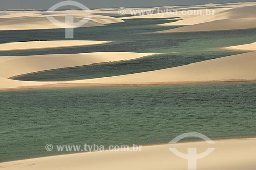  Assunto: Vista de lagoas e duna do Parque Nacional dos Lençóis Maranhenses / Local: Santo Amaro - Maranhão (MA) - Brasil / Data: 07/2011 