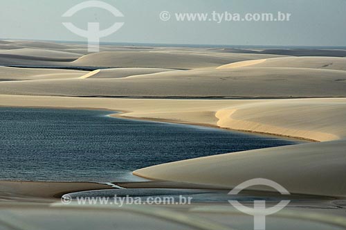  Assunto: Vista de lagoas e duna do Parque Nacional dos Lençóis Maranhenses / Local: Santo Amaro - Maranhão (MA) - Brasil / Data: 07/2011 