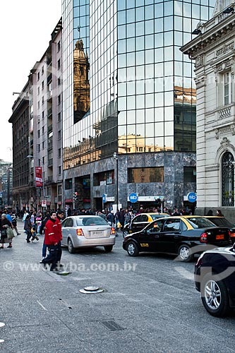  Assunto: Pessoas atravessando rua no centro da cidade - Praça de Armas / Local: Santiago - Chile - América do Sul / Data: 08/2011 