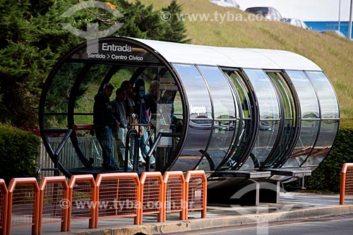  Assunto: Estação tubular de ônibus articulados em frente ao Aeroporto Internacional Afonso Pena -  conhecido como Estação Tubo  / Local: Curitiba - Paraná (PR) - Brasil / Data: 05/2011 