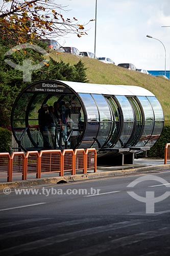  Assunto: Estação tubular de ônibus articulados em frente ao Aeroporto Internacional Afonso Pena -  conhecido como Estação Tubo  / Local: Curitiba - Paraná (PR) - Brasil / Data: 05/2011 