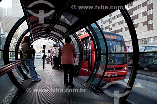  Assunto: Estação tubular de ônibus articulados -  conhecido como Estação Tubo / Local: Batel - Curitiba - Paraná (PR) - Brasil / Data: 05/2011 