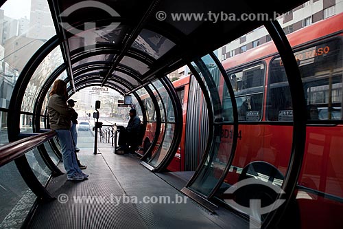  Assunto: Estação tubular de ônibus articulados -  conhecido como Estação Tubo / Local: Batel - Curitiba - Paraná (PR) - Brasil / Data: 05/2011 