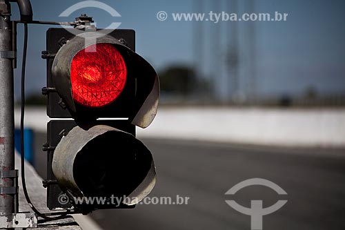  Assunto: Sinal de trânsito vermelho / Local: Curitiba - Paraná (PR) - Brasil / Data: 05/2011 