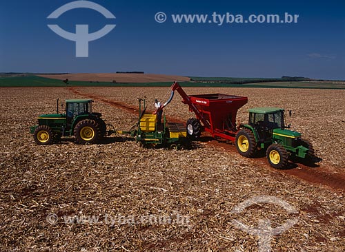  Assunto: Agricultor carregando plantadeira  / Local: Cascavel - Paraná (PR) - Brasil / Data: 2009 