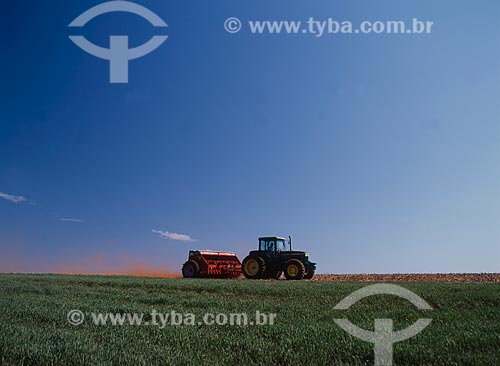  Assunto: Trator plantando com auxílio de máquina semeadora / Local: Frutal - Minas Gerais (MG) - Brasil / Data: 2006 