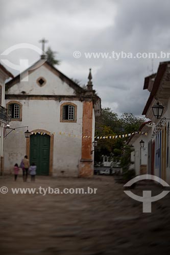  Assunto: Turistas caminhando na Rua Doutor Samuel Costa ao fundo Igreja de Nossa Senhora do Rosário / Local: Paraty - Rio de Janeiro (RJ) - Brasil / Data: 07/2011 