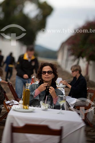  Assunto: Turista em mesa de bar / Local: Paraty - Rio de Janeiro (RJ) - Brasil / Data: 07/2011 