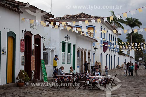  Assunto: Mesas de restaurante em rua com pavimentação de pedra conhecida como pé de moleque / Local: Paraty - Rio de Janeiro (RJ) - Brasil / Data: 07/2011 