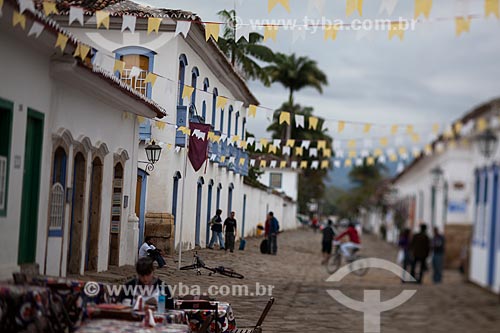  Assunto: Mesas de restaurante em rua com pavimentação de pedra conhecida como pé de moleque / Local: Paraty - Rio de Janeiro (RJ) - Brasil / Data: 07/2011 