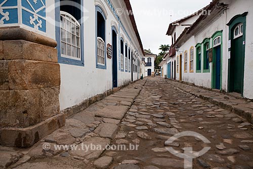 Assunto: Rua com pavimentação de pedra conhecida como pé de moleque ladeada por casario colonial  / Local: Paraty - Rio de Janeiro (RJ) - Brasil / Data: 07/2011 