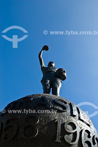  Assunto: Estátua de Hilderaldo Luiz Bellini na entrada principal do Estádio Jornalista Mário Filho / Local: Maracanã - Rio de Janeiro (RJ) - Brasil / Data: 06/2010 