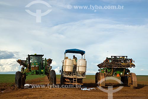  Assunto: Tratores de pulverização sendo abastecidos com agrotóxico  / Local: Distrito Baús - Costa Rica - Mato Grosso do Sul (MS) - Brasil / Data: 02/2010 