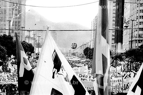  Assunto: Comício das Diretas em frente à Igreja Nossa Senhora da Candelária / Local: Rio de Janeiro (RJ) -  Brasil / Data: 04/1984 