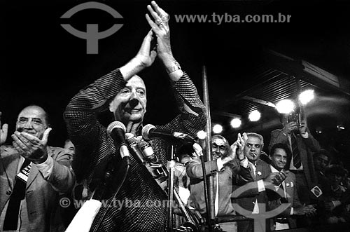  Assunto: Ulysses Guimarães aplaude a multidão  no Comício das Diretas em frente à Igreja Nossa Senhora da Candelária  / Local: Rio de Janeiro (RJ) -  Brasil / Data: 04/1984 